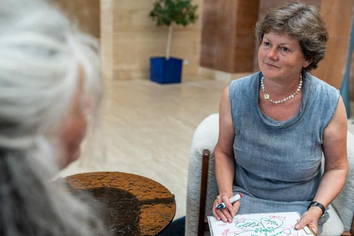 Renate Lorenz im Therapiegespräch mit einer Klientin.